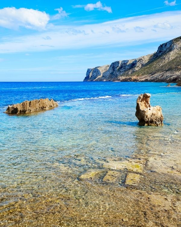 Aguas cristalinas para baño y snorkel cerca de la Cova Tallada